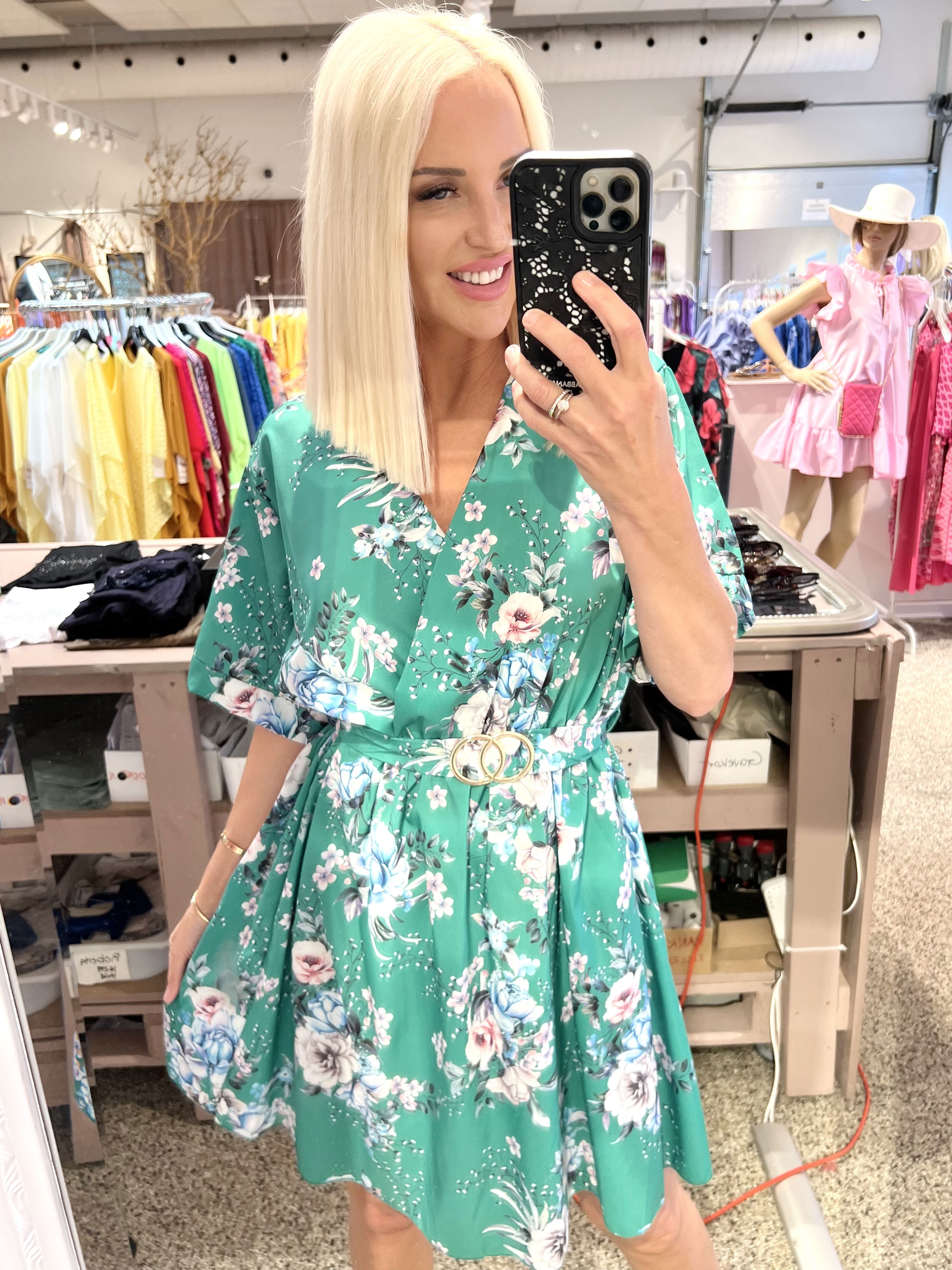 Alvas - Kjole med blomsterprint og guldspænde